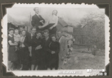 Zdjęcie grupy przyjaciół wykonane podczas okupacji, ul. Koszykowa 25, Białystok - 1939-1944 r.