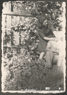 Kobieta obejmująca mężczyznę, Bojary, Białystok - lata 40. XX w.