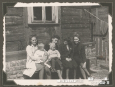 Kobiety z dziećmi siedzą przed domem rodziny Kordynów, ul. Spacerowa, Białystok - lata 30., 40. XX w.