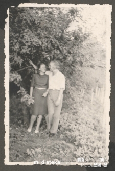 Mężczyzna obejmujący kobietę, lata 40. XX w.
