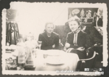 Tatiana Czerewacz z koleżanką siedzą przy stole, Bojary, Białystok - lata 30., 40. XX w.
