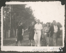 Tatiana Czerewacz z koleżankami i kolegami na spacerze, Jaroszówka, Białystok - lata 30., 40. XX w.