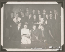 Zdjęcie grupowe młodzieży w odświętnych strojach, lata 40. XX w.
