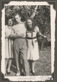 Tatiana Jasińska, Witold Jasiński i Krystyna Jagodzińska w ogrodzie, ul. Koszykowa 25, Białystok - 1942-1943 r.