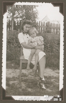 Portret kobiety z dzieckiem w ogrodzie, 1941-1944 r.