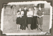 Leon Czerewacz z dziewczyną, Tatiana Czerewacz i Donat Czerewacz z dziewczyną pozują do zdjęcia przed domem, ul. Koszykowa 25, Białystok - 1944-1945 r.