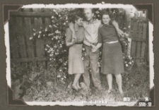 Donat Czerewacz pozuje do zdjęcia z koleżankami, ul. Koszykowa 25, Białystok - 1944-1945 r.
