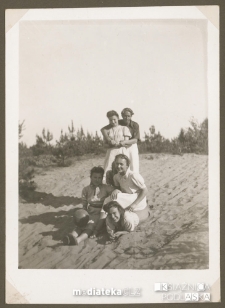 Tatiana Jasińska z koleżankami i kolegą w drodze na Jaroszówkę, Białystok - 1939-1941 r.