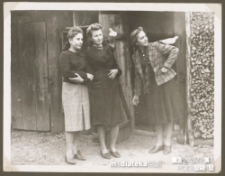 Lucyna Sandarecka, Liliana Fencówna i Tatiana Jasińska przed domem, Koszykowa 25, Białystok - 1939-1944 r.