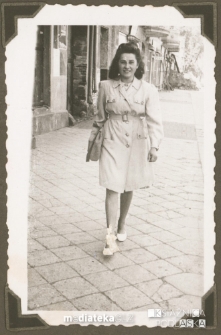Portret Ireny Kotowicz (Czerewacz) idącej ulicą, lata 30., 40. XX w.