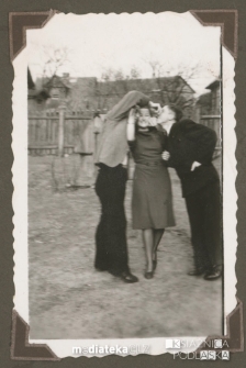 Donat Czerewacz całuje narzeczoną, Koszykowa 25, Białystok - 1939-1944 r.