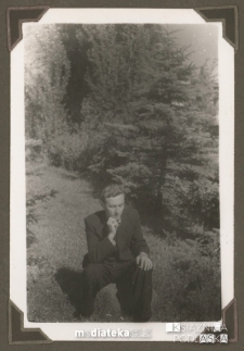 Donat Czerewacz rozmyśla siedząc na kamieniu, Koszykowa 25, Białystok - 1939-1944 r.