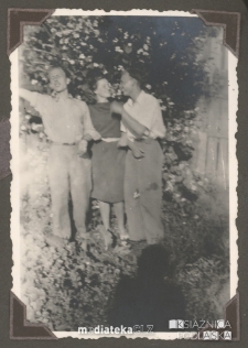 Donat Czerewacz z narzeczoną i kolegą pozują do zdjęcia w ogrodzie, Koszykowa 25, Białystok - 1939-1944 r.
