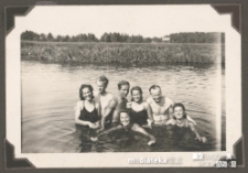 Donat Czerewacz z przyjaciółmi nad rzeką Supraśl, Sielachowskie (woj. podlaskie), 1939-1944 r.