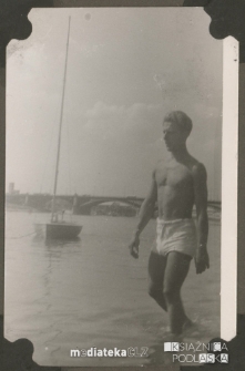 Donat Czerewacz idzie rzeką Wisłą, Warszawa, lata 40. XX w.