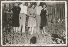 Zdjęcie grupowe w ogrodzie, ul. Koszykowa 25, Białystok - lata 40. XX w.