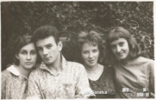 Ewa Jasińska, Ryszard Arasim, Irena Arasim, Irena Jasińska pozują do zdjęcia w ogrodzie, ul. Koszykowa 20, 1963 r.