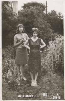 Irena Arasim, Irena Jasińska pozują do zdjęcia w ogrodzie, ul. Koszykowa 20, 1963 r.