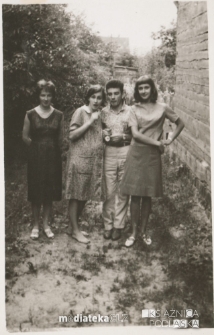 Ewa Jasińska, Ryszard Arasim, Irena Arasim, Irena Jasińska pozują do zdjęcia na podwórzu, ul. Koszykowa 20, 1963 r.