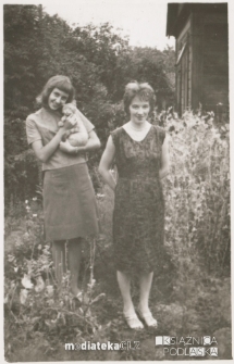 Irena Arasim, Irena Jasińska pozują do zdjęcia w ogrodzie, ul. Koszykowa 20, 1963 r.