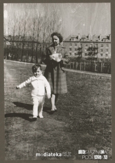 Tatiana Jasińska z wnuczkiem Sławkiem na spacerze, Białystok - lata 60. XX w.
