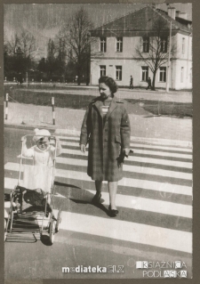 Tatiana Jasińska z wnuczkiem Sławkiem na spacerze, Białystok - lata 60. XX w.