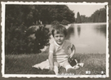 Portret dziecka siedzącego na trawie, Park Planty, Białystok - lata 60. XX w.