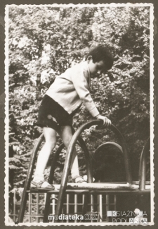 Portret dziecka na placu zabaw, Białystok - lata 60. XX w.