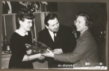Tatiana Jasińska wręcza kwiaty, Dom Partii, ul. Edwarda Próchniaka 1, (obecnie Plac Niezależnego Zrzeszenia Studentów 1), Białystok - lata 60. XX w.