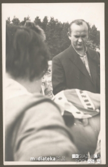 Tatiana Jasińska z mężem i kobietą pozują do zdjęcia, lata 60. XX w.