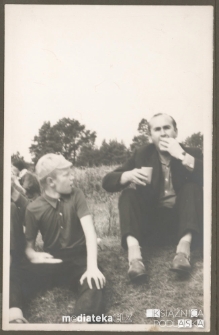 Tadeusz Jasiński i wnuk Sławek jedzą kanapki, lata 60. XX w.