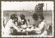 Tatiana Jasińska na obiedzie z przyjaciółmi, lata 50. XX w.