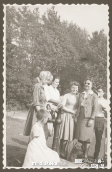 Tatiana Jasińska z koleżankami i kolegami, lata 50. XX w.
