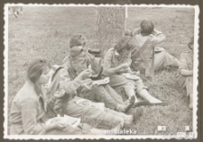 Przerwa obiadowa podczas obozu harcerskiego, lata 50. XX w.