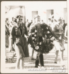 Harcerze niosący wieniec, Białystok - lata 60. XX w.