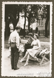 Tatiana Jasińska na ławce z przyjaciółmi, lata 50. XX w.