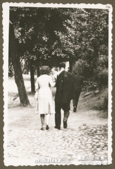 Tatiana Jasińska na spacerze z mężem, lata 50. XX w.