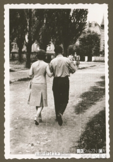 Tatiana Jasińska na spacerze z mężem, lata 50. XX w.