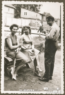 Tatiana Jasińska na ławce z przyjaciółmi, lata 50. XX w.