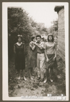 Ewa Jasińska, Ryszard Arasim, Irena Arasim, Irena Jasińska pozują do zdjęcia w ogrodzie, ul. Koszykowa 20, 1963 r.