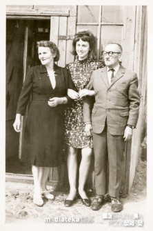 Ewa Jasińska z dzieckiem i z babcią i dziadkiem, ul. Koszykowa 20, Białystok - lata 70. XX w.