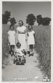 Tatiana Jasińska z córkami na spacerze, Knyszyn, 1956 r.