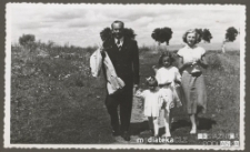 Tadeusz Jasiński z bratową oraz córkami na spacerze, Knyszyn, lata 50. XX w.