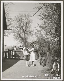 Tatiana Jasińska z córkami przed wycieczką rowerową, ul. Koszykowa 20, Białystok - ok. 1959 r.