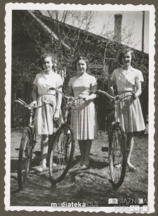 Tatiana Jasińska z córkami przed wycieczką rowerową, ul. Koszykowa 20, Białystok - ok. 1959 r.