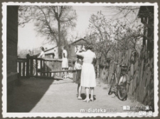 Tatiana Jasińska z córkami przed wycieczką rowerową, ul. Koszykowa 20, Białystok - ok. 1959 r.