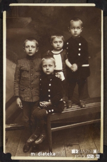 Portret dzieci Leona, Donata, Tatiany i Wiktora Czerewacz wykonany w atelier fotograficznym, lata 20. XX w.