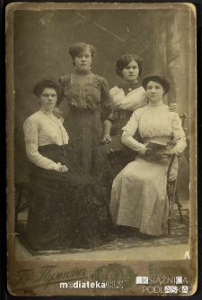 Zdjęcie portretowe kobiet z winietką, wykonane w atelier fotograficznym, ul. Lipowa (obecnie Lipowa 19), Białystok - 1912 r. Fot. Zakład Fotograficzny Braci Pumpian
