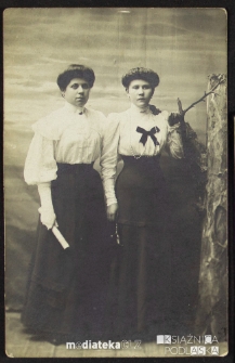 Portret siostry Józefa Czerewacza ubranej w sukienkę ze wstążką, 1900-1910 r.
