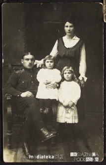 Portret Aleksandra Łuckiewicz z rodziną wykonany w atelier fotograficznym, Rosja, 1900-1910 r.